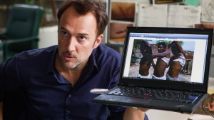 Carlos Leal (Pedro Lambert) dans "Der Bestatter" (Le croque-mort), une série à succès de la SRF, en cours de doublage en français par la RTS.