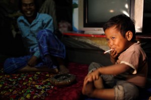 "Tabac : nos gosses sous intox", un document de Paul Moreira pour "canal +". Jihan, indonésien de quatre ( ?) ans : “Si on gagne un seul client, c’est un client pour 20 ans, donc c’est un investissement rentable”, nous confie l’un des agents (d’une) marque. (….) Certes, les industriels du tabac répètent qu’ils ne visent pas les moins de 18 ans. (Extraits du texte de présentation de l’émission par le service de presse de la RTS)