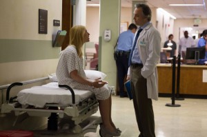 Homeland saison 3, épisode 2 Carrie Mathison (Claire Danes), sous surveillance médicale imposée, faute en particulier de prendre ses remèdes contre sa bipolarité qui consiste aussi par instants à nier sa maladie.