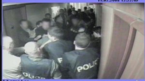 Une image prises par une caméra de surveillance dans le couloir d'un hôtel, lors de l'arrestation d¨Hannibal Khadafi ,reprise dans dans "Les coulisses de l'événement" ( Photo RTS)