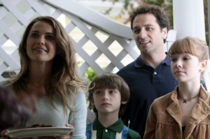 La famille Jennings:_Elizabeth (Keri Russell), Henry (Keidrich Sellati), Phillip (Matthew Rhys) and Paige (Holly Taylor) ( Photo RTS/Fox)