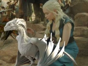Daeneryss Targaryen (Emilie Clarke), personnage "magique" de Game of thrones, invulnérable au feu et à la chaleur ( HBO)