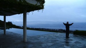 La solitude de Blocher sur la terrasse de sa demeure (Photo Bande à part - L'expérience Blocher)