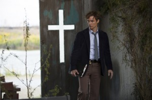 Matthew McConaughey (Rust Cohle) dans "True detective", tenant son grand cahier de notes ( 3ème épisode - HBO/RTS)