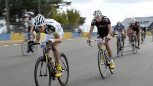 Laurent Brochard, ancien champion du monde sur route, qui a passé par l'EPO chez "Festina", peine à rebondir, abandonné par ses anciens employeurs. Sur le circuit automobile du Mans, il participe à une course entre amateurs. ( Photo ARTE)