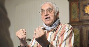 La photo choisie par "Le Temps" - Courtemaîche, 3 juin 2014, pour illustrer le texte d'Yves Petitgnat. Une certaine ressemblance avec Blocher côté attitude de tribun ?