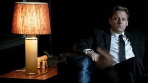 Killing -- saison 3 -( photo arte -Tim herden) Robert Zeuthen (Andres W.Berthelsen), puissant capititaliste qui refuse de délocaliser son entreprise, recherche Emilie, sa fille, enlevée par le tueur. 