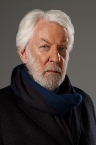 Crossing Lines -Michael Dom ( Daniel Sutherland),  responsable du groupe au nom de la CPI, qui n'a du reste aucune compétence dans le domaine des crimes de droit commun - Qu'importe la plausibilité de cette Europe mondialisée en fiction !