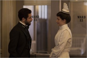 The Knick - Steve SODEBERGH Dr Bertie Chickering Michael Arganon) et Lucy Elkins ( Ewa Houson), l'infirmière dont il est amoureux.