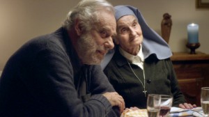 Ainsi soient-ils - saison 2 Le père Fromenter (Jean-Luc Bideau) avant son départ-exil pour la Chine (Photo RTS/Zadic)