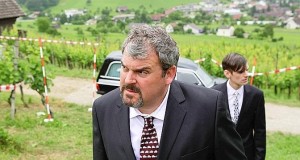 Luc Conrad (Mick Müller) et son assistant, "Le croque-mort",