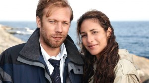 Meurtres à Sandhamm Thomas Anderson, inspecteur de police et Nora Linde, ( Alexandra Rapaport)  mère de famille et employée de banque. ( saisom 2) 