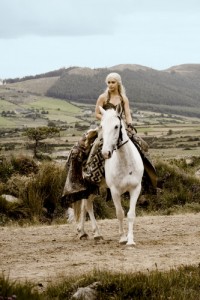 Emilia Clarke en Daenerys, éminente cavalière.