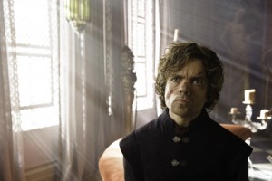 Tirion Lannister (Peter Dinklage), pesonnage fort de la série, dans une image qui, pour une fois, met en valeur la qualité esthétique de la lumière (Photo RTS/HBO)