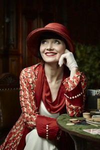 Miss Phryne Fisher (Essie Davis), chapeau assorti à la robe, en change souvent dans le même épisode...