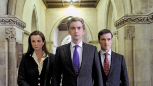 David Tennnan (Aiden Hoynes), Emily Watson (Freya Gardner) et Ed Stoppard (Bruce Babbish)(Photo BBC2) ( Photo arte)