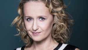 Caroline Roux, qui succède à Yves Calvi pour "C..dansl'air" (France 5)