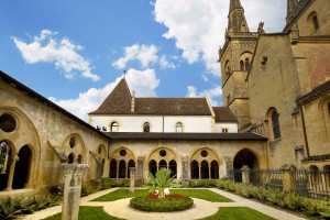 Le cloitre très serein de la Collégiale de Neuchâtel, absent de la cellule touristique du France Télévision