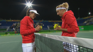 Originale séance de signatures....