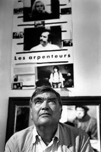 Michel Soutter (1932-1991) devant l'affiche des "Arpenteurs" (1972) © ERLING MANDELMANN