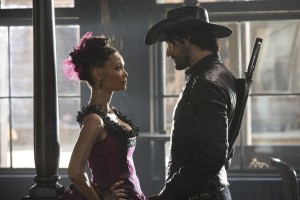 Thandie Newton (Maeve Millay, la mère maquarelle) et Rodrigo Santoro (Hecor escaton, le hors-la-loi ) : des robots, vraiment?