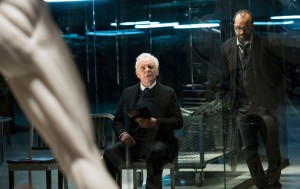  Jeffrey Wright ( Bernard Lowe), directeur de la programmation du parc) et Anthony Hopkins ( Dr Robert Ford, créateur de la fabrique et directeur du parc) (Photo RTS/HBO)