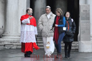 Au centre, Jude Law, en Pie XIII bien entouré ( Photos HBO/Canal+)