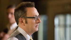 Michael Emerson, à la démarche singulière, joue Harold Finch, le milliardaire inventeur de la Machine. L'acteur fut aussi l'étrange Benjamin Linus de "Lost"