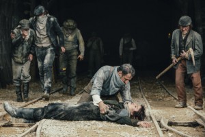 Gotthard SRF Schweizer Film Buch: Stefan Dähnert Regie: Urs Egger Produktion: SRF/Zodiac Pictures¨ Hauptmotiv 10 Ein schwarzer Tag auf der Baustelle: Giuseppe (Walter Leonardi, Mi.) trauert um Leo (Silvia Busuioc, liegend) Copyright SRF/Lukas Zentel NO SALES NO ARCHIVES Die Veröffentlichung im Zusammenhang mit Hinweisen auf die Programme von Schweizer Radio und Fernsehen ist honorarfrei und muss mit dem Quellenhinweis erfolgen. Jede weitere Verwendung ist honorarpflichtig, insbesondere auch der Wiederverkauf. Das Copyright bleibt bei Media Relations SRF. Wir bitten um Belegexemplare. Bei missbräuchlicher Verwendung behält sich das Schweizer Radio und Fernsehen zivil- und strafrechtliche Schritte vor.