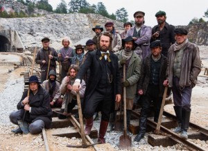 Gotthard Making-of 2015 Carlos Leal (M.) und Statisten am Set Copyright: SRF/Dusan Martincek NO SALES NO ARCHIVES Die Veröffentlichung im Zusammenhang mit Hinweisen auf die Programme von Schweizer Radio und Fernsehen ist honorarfrei und muss mit dem Quellenhinweis erfolgen. Jede weitere Verwendung ist honorarpflichtig, insbesondere auch der Wiederverkauf. Das Copyright bleibt bei Media Relations SRF. Wir bitten um Belegexemplare. Bei missbräuchlicher Verwendung behält sich das Schweizer Radio und Fernsehen zivil- und strafrechtliche Schritte vor.